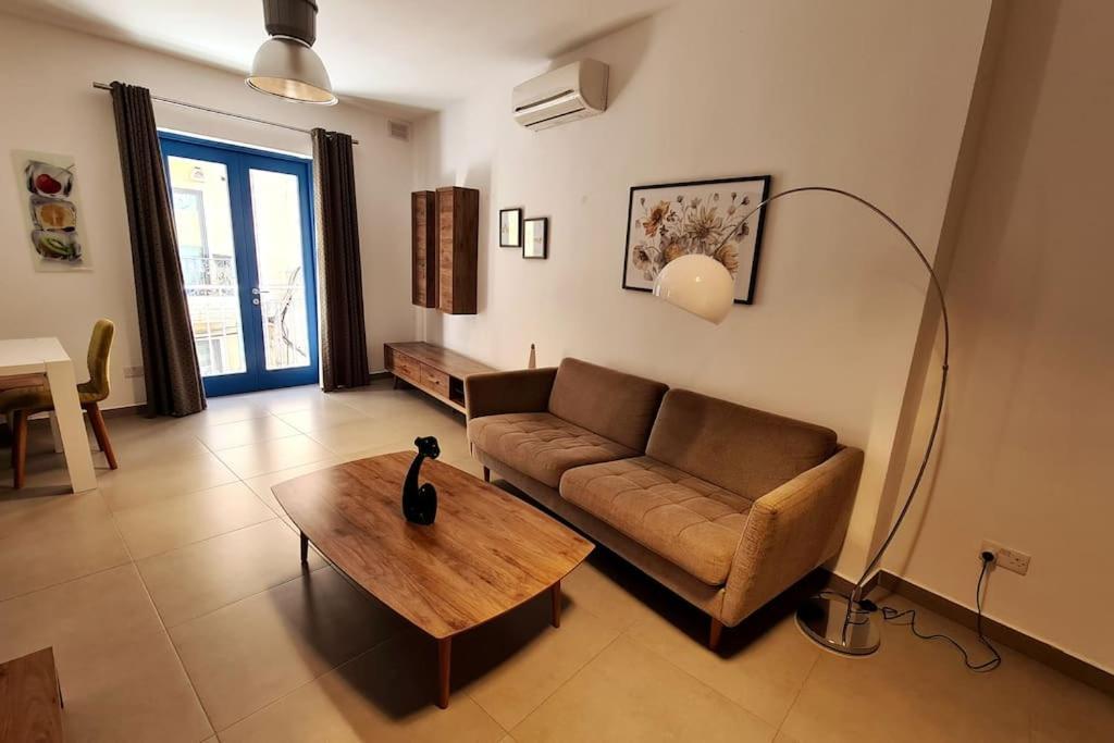 Cozy Inside.City & Beach Outside Apartment Sliema Ngoại thất bức ảnh
