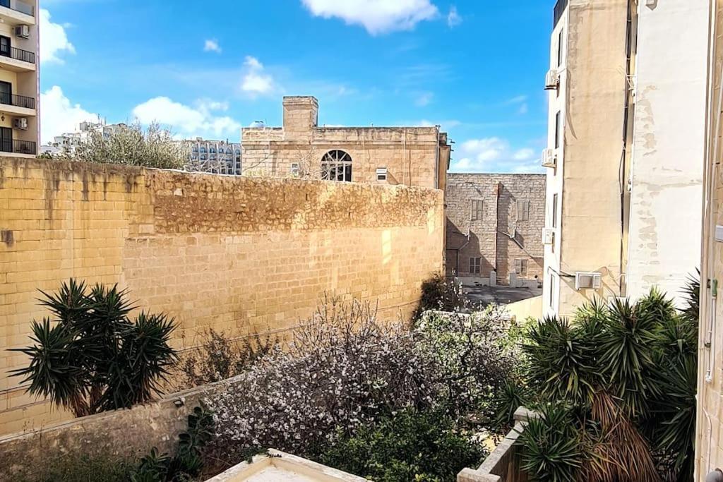 Cozy Inside.City & Beach Outside Apartment Sliema Ngoại thất bức ảnh